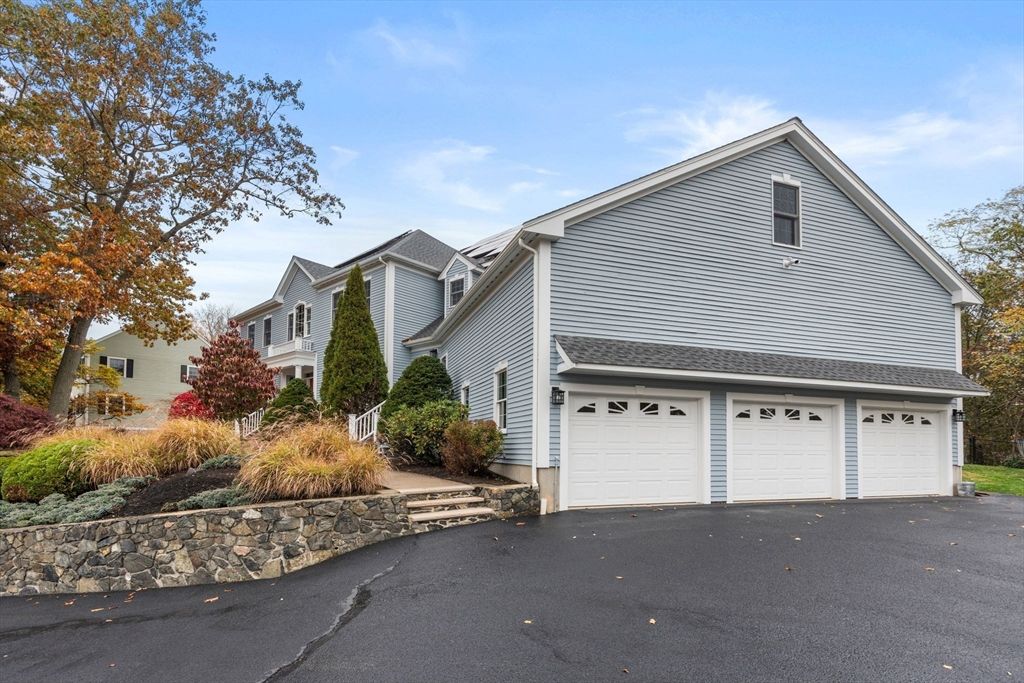 Attached, Exterior, Facade, Farmhouse