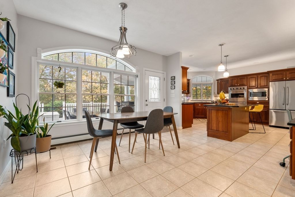Dining room, Interior, Kitchen, Pendant Lights, Stainless Steel Appliances