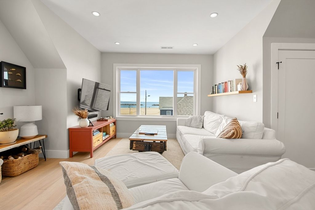 Interior, Living room, Recessed Lighting, Water, Wood Texture Flooring