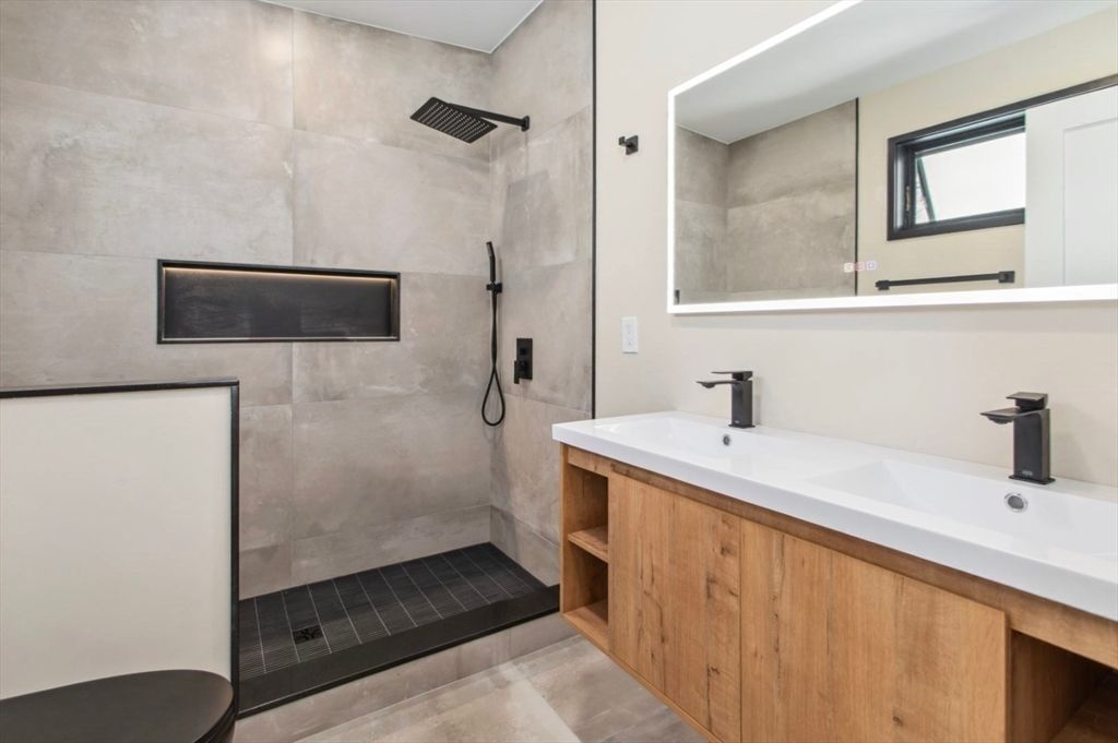 Bathroom, Dual Sink Vanities, Interior