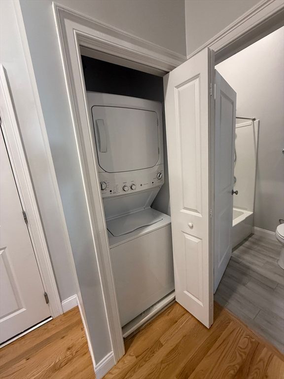 Interior, Utility Closets, Washer, Wood Texture Flooring