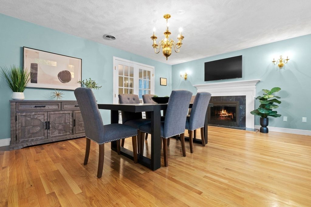 Chandelier, Dining room, Fireplace, Interior, Wood Texture Flooring
