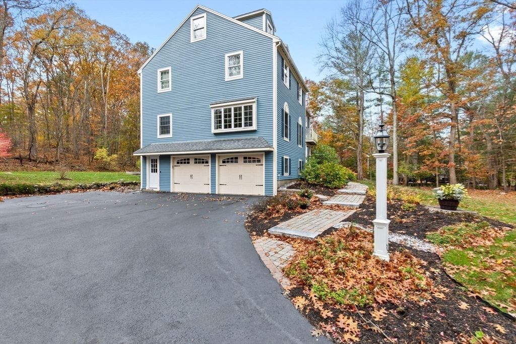 Attached, Exterior, Facade, Queen Anne Victorian