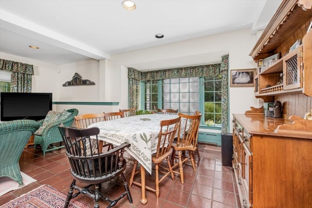 Dining room, Interior, Recessed Lighting