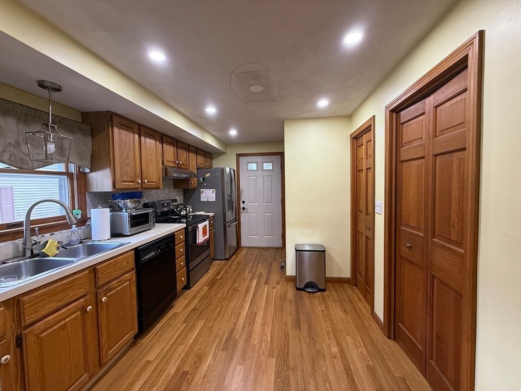 Interior, Kitchen, Pendant Lights, Recessed Lighting, Wood Texture Flooring