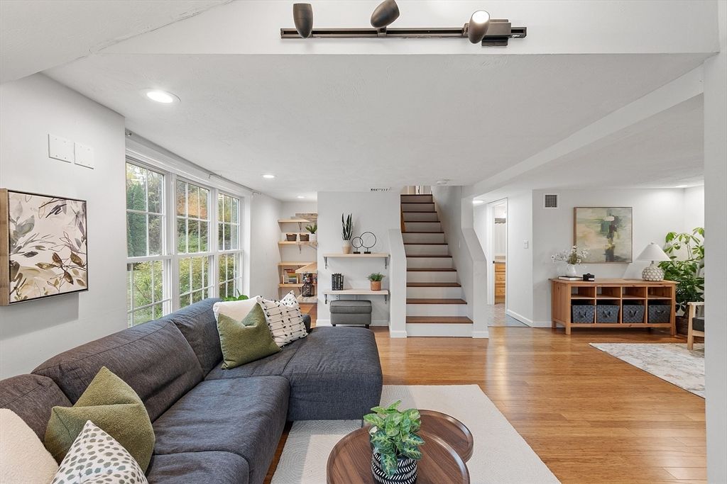 Interior, Living room, Recessed Lighting, Wood Texture Flooring