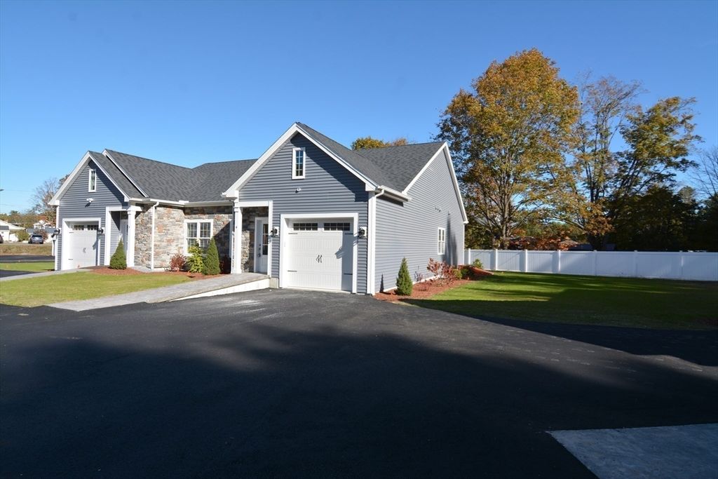 Attached, Exterior, Facade, Ranch