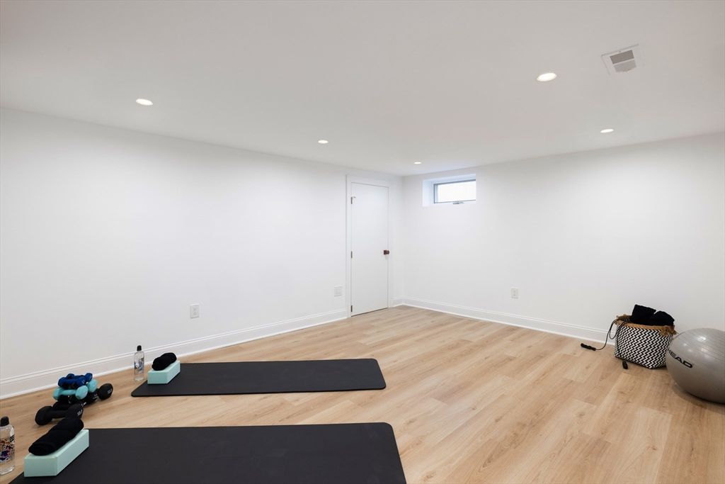 Fitness Equipment, Interior, Recessed Lighting, Wood Texture Flooring