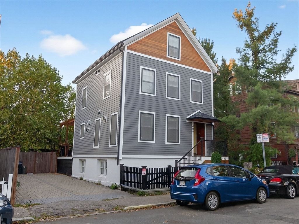 Exterior, Facade, Rowhouse