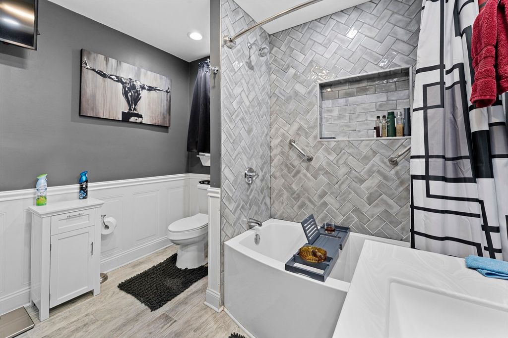 Bathroom, Interior, Recessed Lighting, Wood Texture Flooring