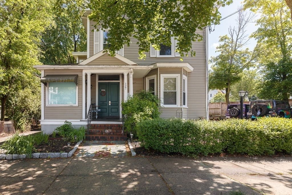 Exterior, Facade, American Foursquare