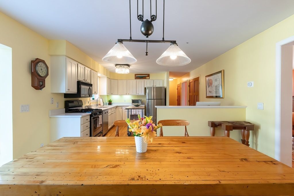 Dining room, Interior, Kitchen, Pendant Lights, Stainless Steel Appliances