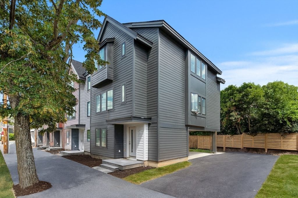 Exterior, Facade, Rowhouse