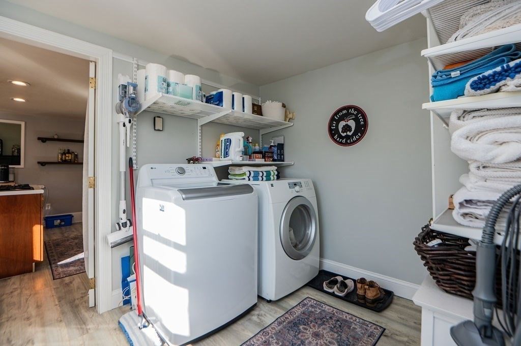 Interior, Recessed Lighting, Washer, Wood Texture Flooring