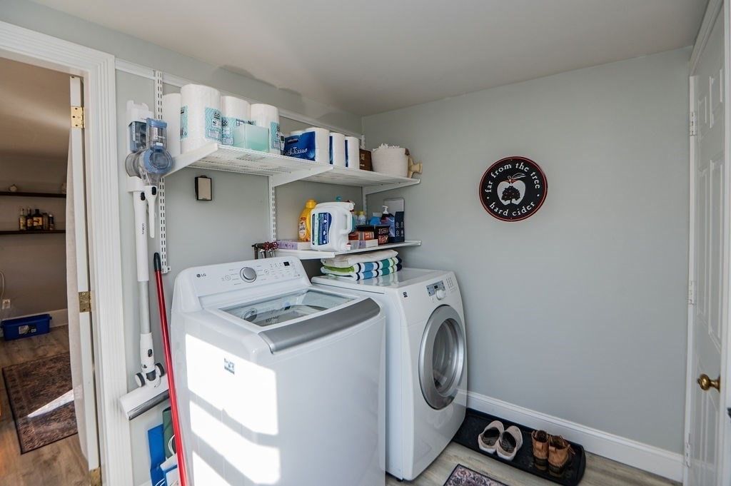Interior, Washer, Wood Texture Flooring