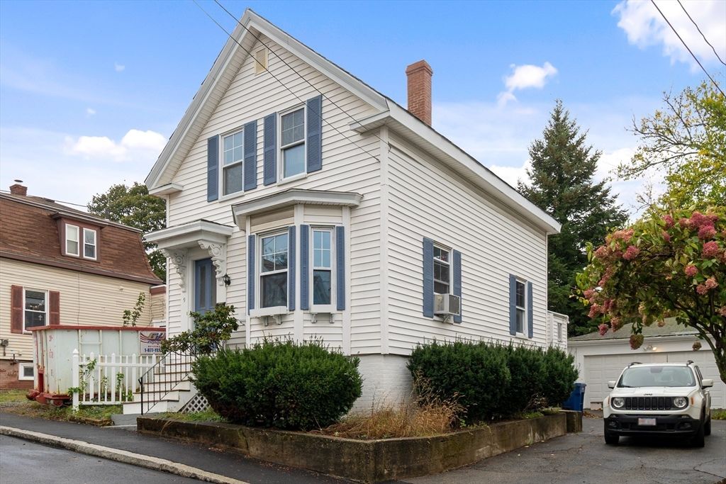 Exterior, Facade, Queen Anne Victorian