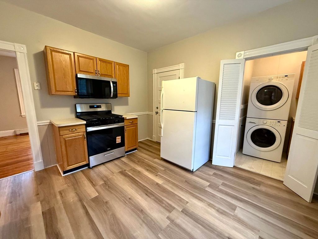 Interior, Kitchen, Utility Closets, Washer, Wood Texture Flooring