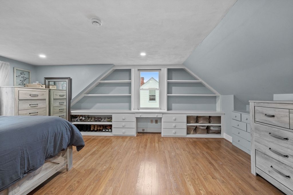 Bedroom, Interior, Recessed Lighting, Walk-in Closets, Wood Texture Flooring