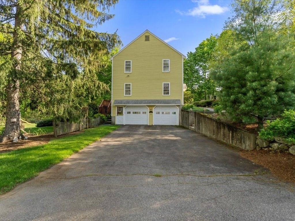 Attached, Exterior, Facade, None