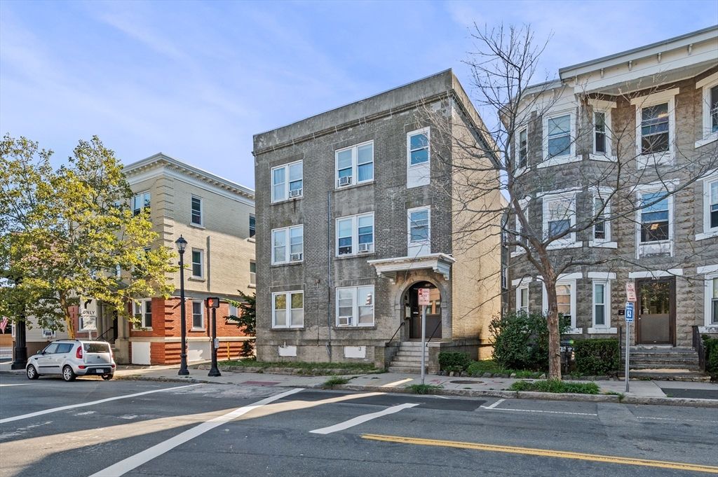 Exterior, Facade, Rowhouse