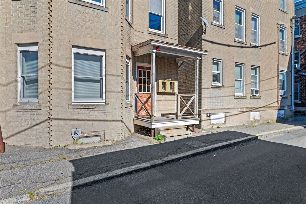 Exterior, Facade, Brick Facade, Rowhouse