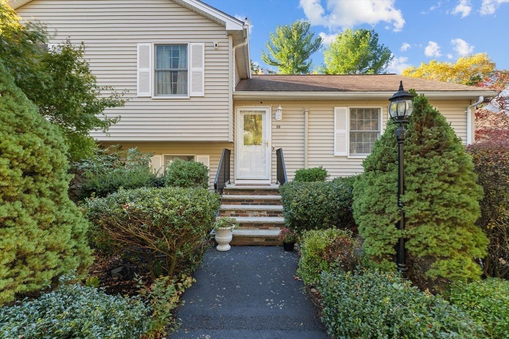 Exterior, Facade, Split Level