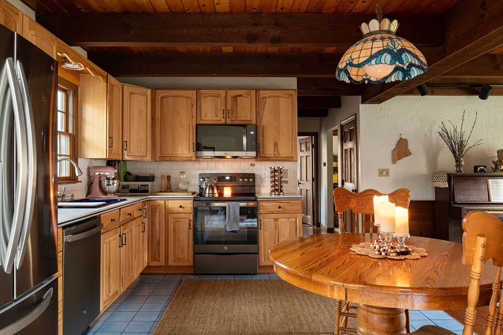 Dining room, Interior, Kitchen, Stainless Steel Appliances, Wooden Beams, Wooden Ceilings