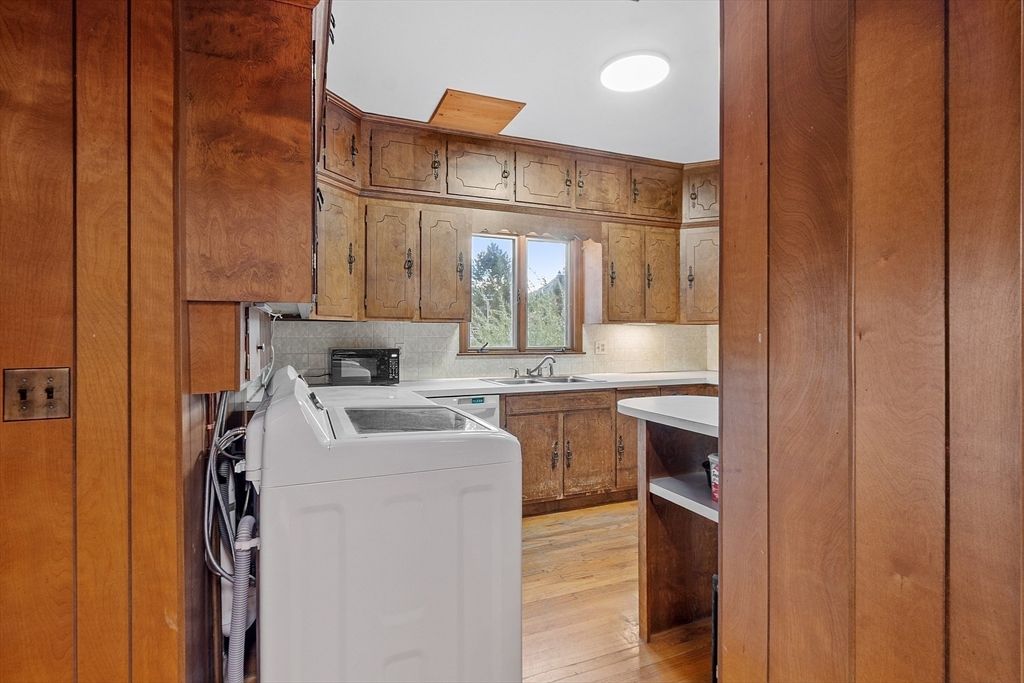 Interior, Kitchen, Washer, Wood Texture Flooring