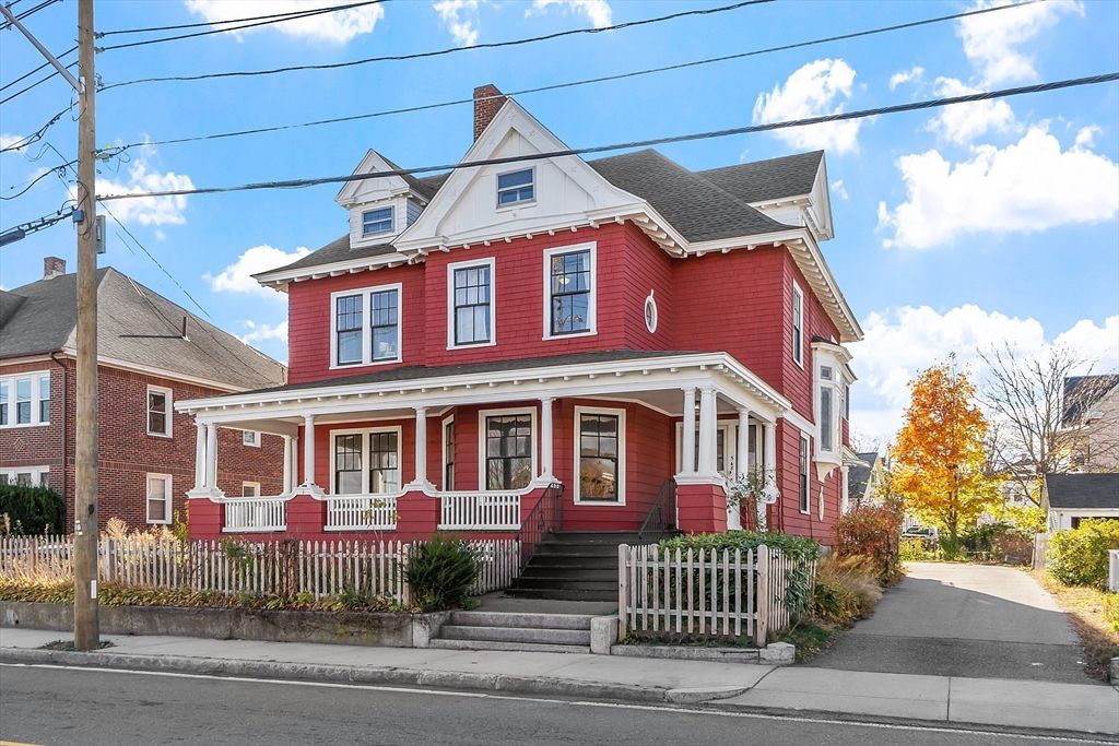 Exterior, Facade, Queen Anne Victorian