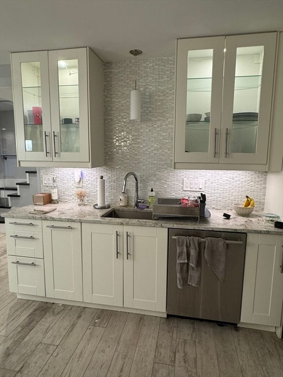 Interior, Kitchen, Pendant Lights, Wood Texture Flooring