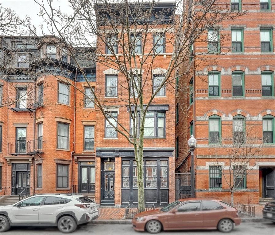 Exterior, Facade, Brick Facade, Rowhouse