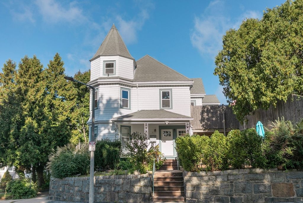 Exterior, Facade, Queen Anne Victorian
