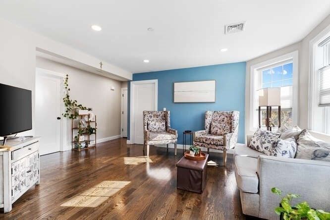 Interior, Living room, Recessed Lighting, Wood Texture Flooring