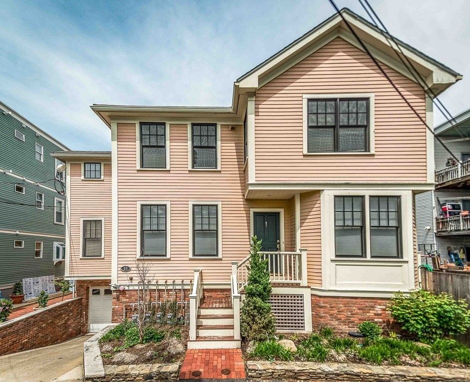 Attached, Exterior, Facade, American Craftsman