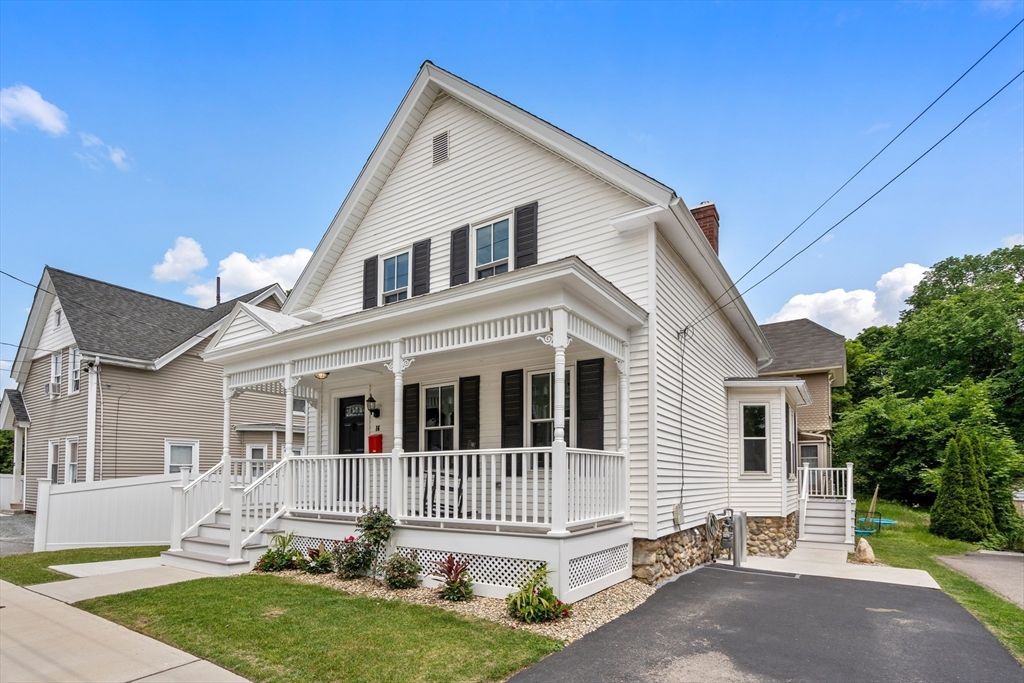 Exterior, Facade, Farmhouse