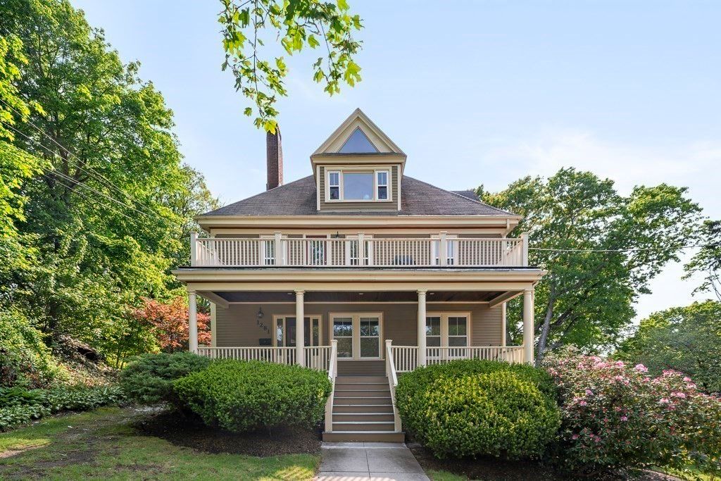 Exterior, Facade, American Foursquare