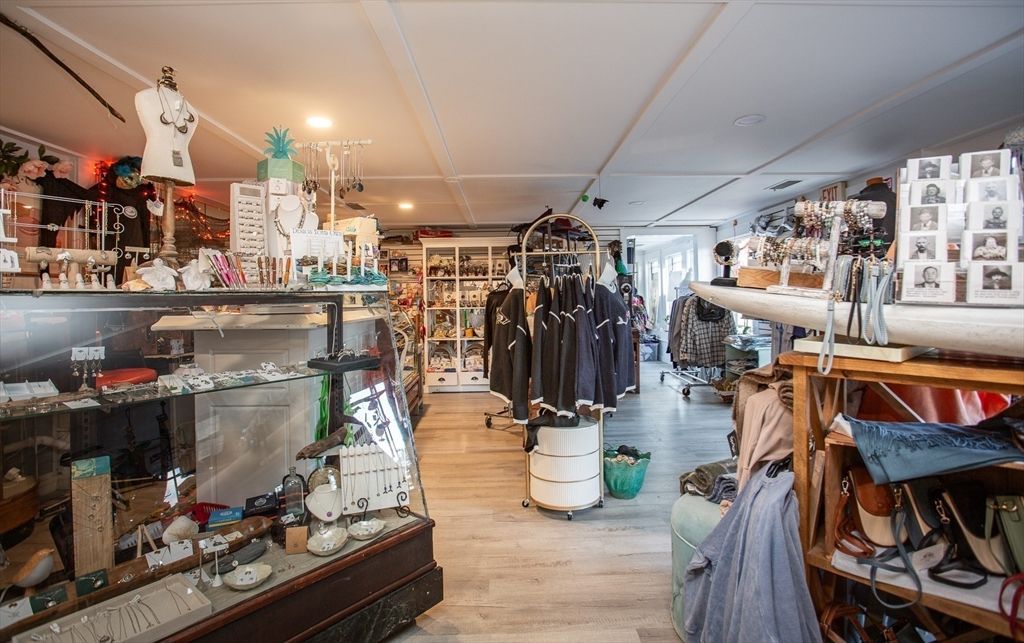 Interior, Recessed Lighting, Walk-in Closets, Wood Texture Flooring