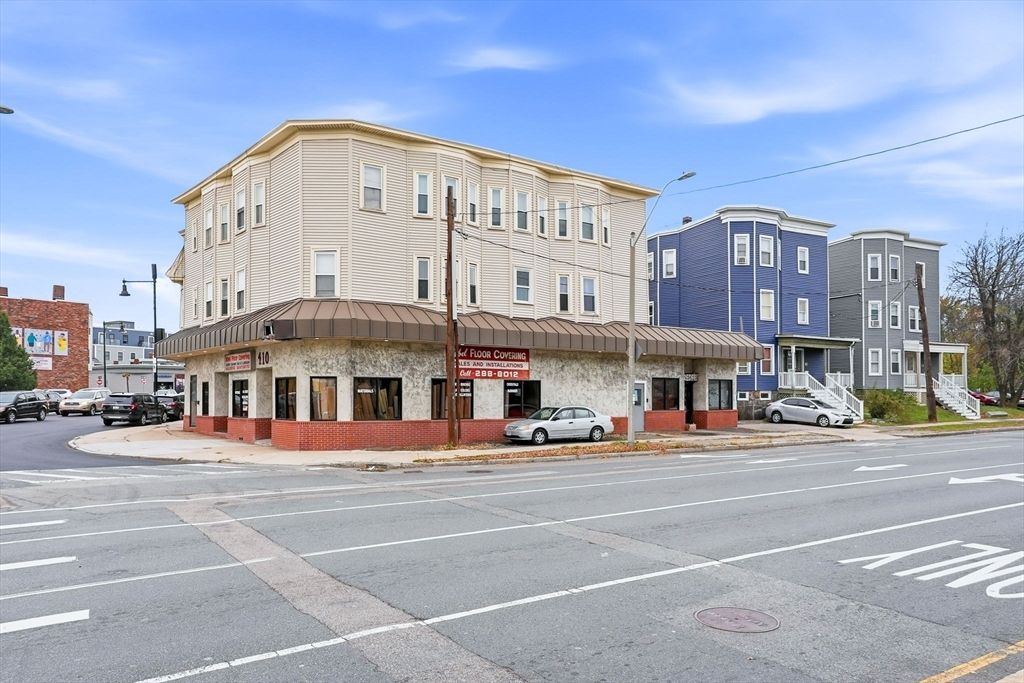 Exterior, Facade, Rowhouse