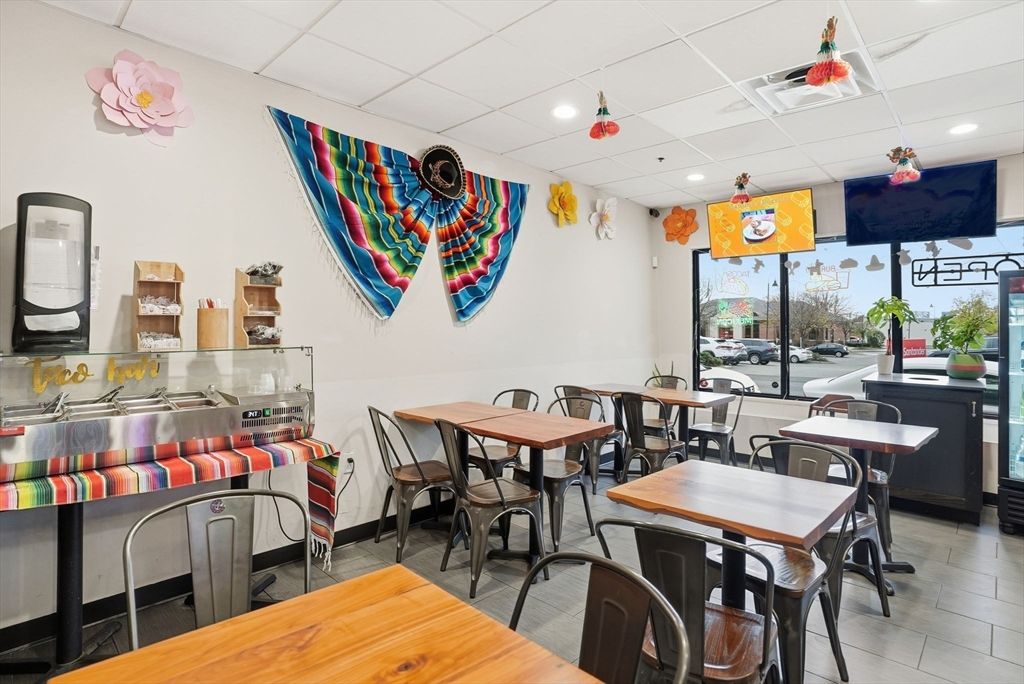 Dining room, Interior, Recessed Lighting