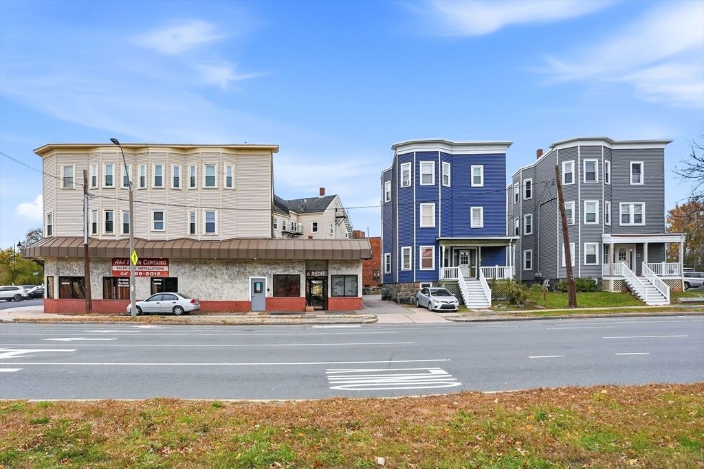 Exterior, Facade, Rowhouse