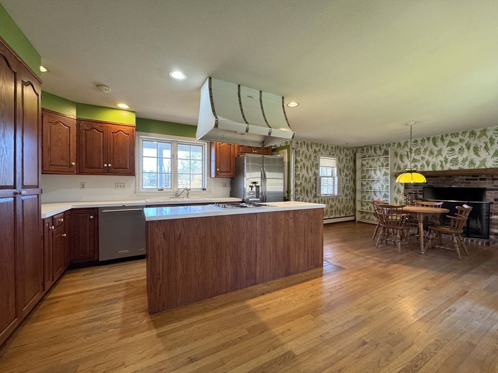 Dining room, Interior, Kitchen, Recessed Lighting, Wood Texture Flooring