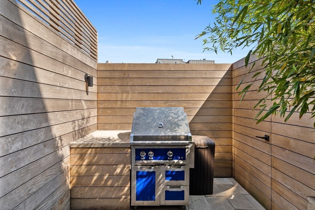Exterior, Outdoor Kitchen