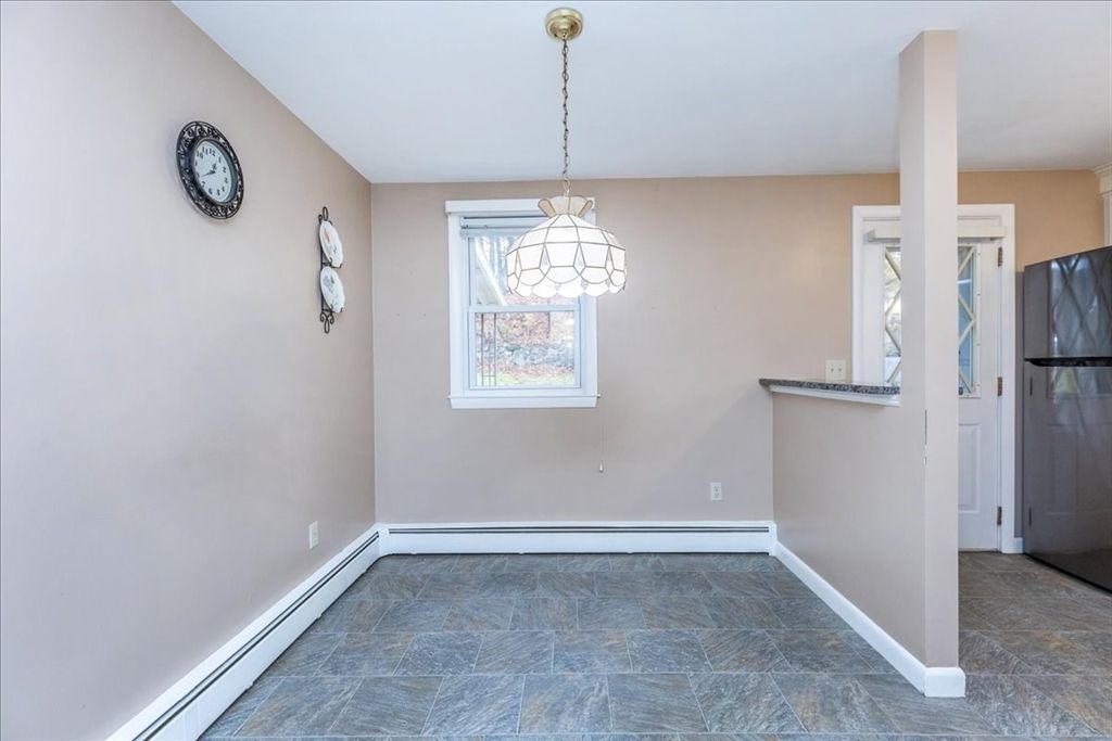Empty room, Interior, Pendant Lights