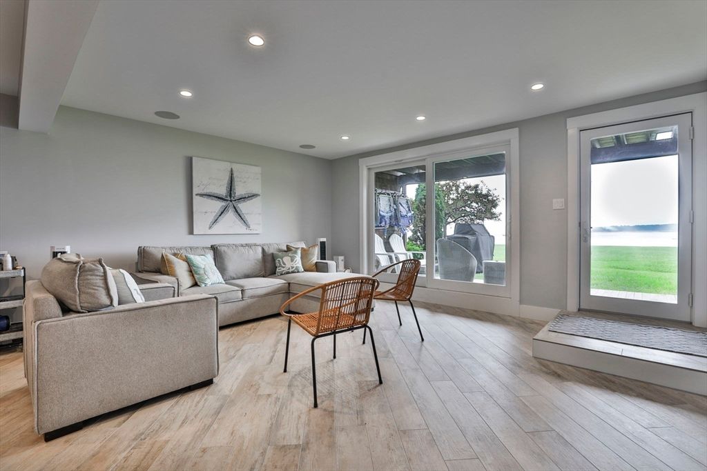Dining room, Interior, Living room, Recessed Lighting, Wood Texture Flooring