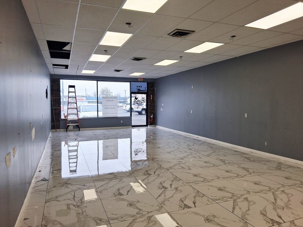 Empty room, Interior, Marble, Recessed Lighting