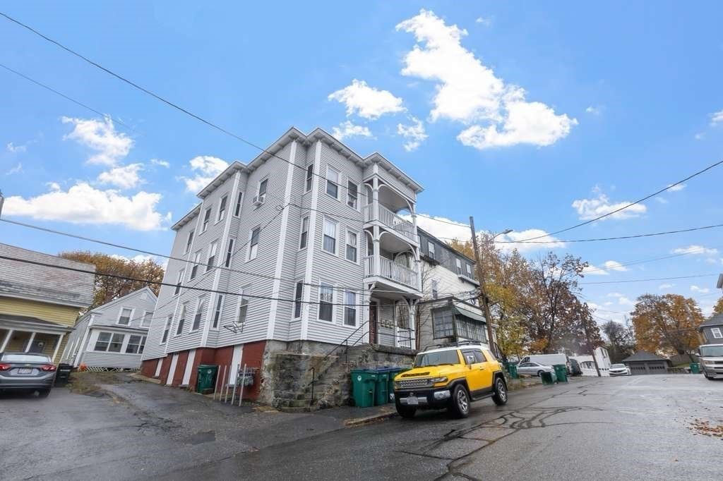 Exterior, Facade, Rowhouse