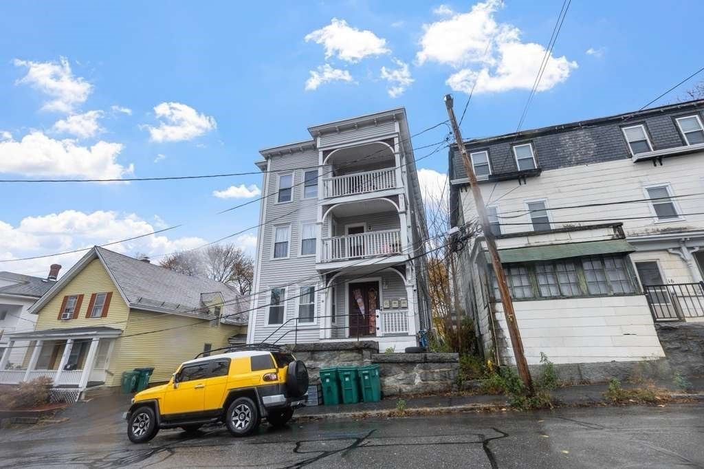 Exterior, Facade, Rowhouse