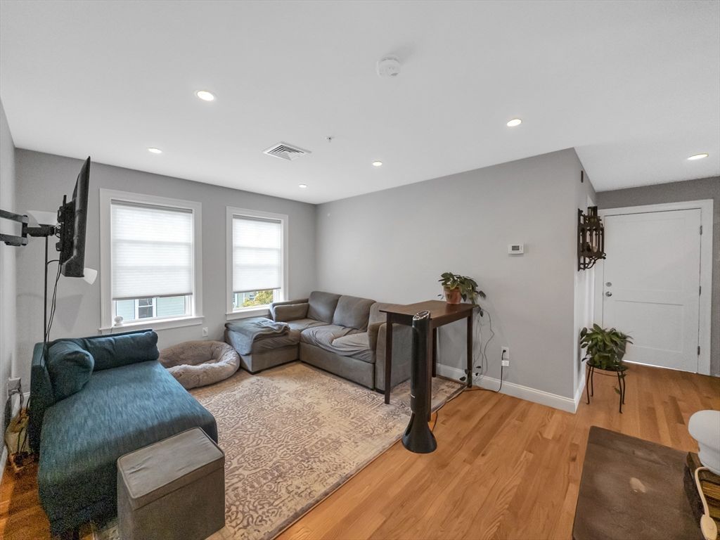 Fitness Equipment, Interior, Living room, Recessed Lighting, Wood Texture Flooring