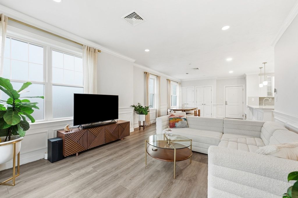 Interior, Living room, Pendant Lights, Recessed Lighting, Wood Texture Flooring