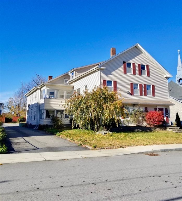 Exterior, Facade, Split Level